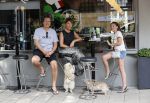 Amsterdam 19 juli 2020
Quincy Schellevis met zijn vrouw en dochter op terras bij Renzo in Amsterdam zuid