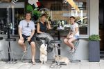 Amsterdam 19 juli 2020
Quincy Schellevis met zijn vrouw en dochter op terras bij Renzo in Amsterdam zuid