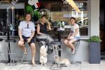 Amsterdam 19 juli 2020
Quincy Schellevis met zijn vrouw en dochter op terras bij Renzo in Amsterdam zuid