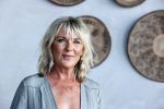 Bloemendaal 2 juli 2020
Boekpresentatie Saskia Noort . Danny Vera kreeg het eerste exemplaar.
Danny zijn zwangere vrouw Escha Tanihatu