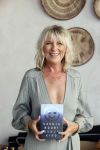 Bloemendaal 2 juli 2020
Boekpresentatie Saskia Noort . Danny Vera kreeg het eerste exemplaar.
Danny zijn zwangere vrouw Escha Tanihatu