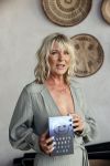 Bloemendaal 2 juli 2020
Boekpresentatie Saskia Noort . Danny Vera kreeg het eerste exemplaar.
Danny zijn zwangere vrouw Escha Tanihatu