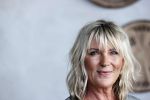 Bloemendaal 2 juli 2020
Boekpresentatie Saskia Noort . Danny Vera kreeg het eerste exemplaar.
Danny zijn zwangere vrouw Escha Tanihatu