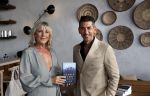 Bloemendaal 2 juli 2020
Boekpresentatie Saskia Noort . Danny Vera kreeg het eerste exemplaar.
Danny zijn zwangere vrouw Escha Tanihatu