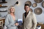 Bloemendaal 2 juli 2020
Boekpresentatie Saskia Noort . Danny Vera kreeg het eerste exemplaar.
Danny zijn zwangere vrouw Escha Tanihatu