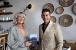 Bloemendaal 2 juli 2020
Boekpresentatie Saskia Noort . Danny Vera kreeg het eerste exemplaar.
Danny zijn zwangere vrouw Escha Tanihatu