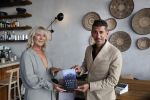 Bloemendaal 2 juli 2020
Boekpresentatie Saskia Noort . Danny Vera kreeg het eerste exemplaar.
Danny zijn zwangere vrouw Escha Tanihatu