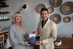 Bloemendaal 2 juli 2020
Boekpresentatie Saskia Noort . Danny Vera kreeg het eerste exemplaar.
Danny zijn zwangere vrouw Escha Tanihatu