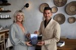 Bloemendaal 2 juli 2020
Boekpresentatie Saskia Noort . Danny Vera kreeg het eerste exemplaar.
Danny zijn zwangere vrouw Escha Tanihatu