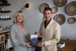Bloemendaal 2 juli 2020
Boekpresentatie Saskia Noort . Danny Vera kreeg het eerste exemplaar.
Danny zijn zwangere vrouw Escha Tanihatu