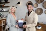 Bloemendaal 2 juli 2020
Boekpresentatie Saskia Noort . Danny Vera kreeg het eerste exemplaar.
Danny zijn zwangere vrouw Escha Tanihatu