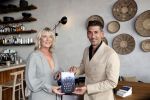 Bloemendaal 2 juli 2020
Boekpresentatie Saskia Noort . Danny Vera kreeg het eerste exemplaar.
Danny zijn zwangere vrouw Escha Tanihatu