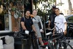 Amsterdam 20 juni 2020
sergino Dest met zijn manager Anthony Vos en een ploeg van RTL Boulevard op de cornelis schuytstraat