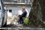 Amsterdam 20 juni 2020
Theo Hiddema op zijn klapstoel met mobieltje en koffietje zittend voor zijn huis