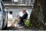 Amsterdam 20 juni 2020
Theo Hiddema op zijn klapstoel met mobieltje en koffietje zittend voor zijn huis