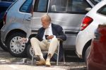 Amsterdam 20 juni 2020
Theo Hiddema op zijn klapstoel met mobieltje en koffietje zittend voor zijn huis