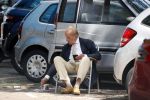 Amsterdam 20 juni 2020
Theo Hiddema op zijn klapstoel met mobieltje en koffietje zittend voor zijn huis