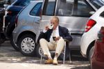 Amsterdam 20 juni 2020
Theo Hiddema op zijn klapstoel met mobieltje en koffietje zittend voor zijn huis