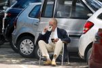 Amsterdam 20 juni 2020
Theo Hiddema op zijn klapstoel met mobieltje en koffietje zittend voor zijn huis