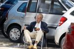 Amsterdam 20 juni 2020
Theo Hiddema op zijn klapstoel met mobieltje en koffietje zittend voor zijn huis