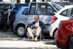 Amsterdam 20 juni 2020
Theo Hiddema op zijn klapstoel met mobieltje en koffietje zittend voor zijn huis