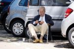 Amsterdam 20 juni 2020
Theo Hiddema op zijn klapstoel met mobieltje en koffietje zittend voor zijn huis