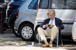 Amsterdam 20 juni 2020
Theo Hiddema op zijn klapstoel met mobieltje en koffietje zittend voor zijn huis
