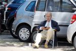 Amsterdam 20 juni 2020
Theo Hiddema op zijn klapstoel met mobieltje en koffietje zittend voor zijn huis