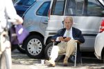 Amsterdam 20 juni 2020
Theo Hiddema op zijn klapstoel met mobieltje en koffietje zittend voor zijn huis