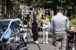 Amsterdam 28 juni 2020
Thomas v d Vlugt (stuk TV) met zijn vriendin in de Jordaan. Thomas loopt op krukken na operatie