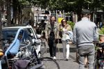 Amsterdam 28 juni 2020
Thomas v d Vlugt (stuk TV) met zijn vriendin in de Jordaan. Thomas loopt op krukken na operatie