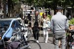 Amsterdam 28 juni 2020
Thomas v d Vlugt (stuk TV) met zijn vriendin in de Jordaan. Thomas loopt op krukken na operatie