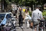 Amsterdam 28 juni 2020
Thomas v d Vlugt (stuk TV) met zijn vriendin in de Jordaan. Thomas loopt op krukken na operatie