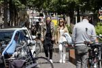 Amsterdam 28 juni 2020
Thomas v d Vlugt (stuk TV) met zijn vriendin in de Jordaan. Thomas loopt op krukken na operatie