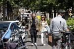 Amsterdam 28 juni 2020
Thomas v d Vlugt (stuk TV) met zijn vriendin in de Jordaan. Thomas loopt op krukken na operatie