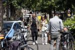 Amsterdam 28 juni 2020
Thomas v d Vlugt (stuk TV) met zijn vriendin in de Jordaan. Thomas loopt op krukken na operatie
