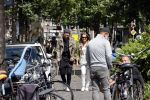 Amsterdam 28 juni 2020
Thomas v d Vlugt (stuk TV) met zijn vriendin in de Jordaan. Thomas loopt op krukken na operatie