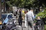 Amsterdam 28 juni 2020
Thomas v d Vlugt (stuk TV) met zijn vriendin in de Jordaan. Thomas loopt op krukken na operatie