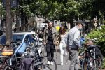 Amsterdam 28 juni 2020
Thomas v d Vlugt (stuk TV) met zijn vriendin in de Jordaan. Thomas loopt op krukken na operatie