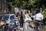 Amsterdam 28 juni 2020
Thomas v d Vlugt (stuk TV) met zijn vriendin in de Jordaan. Thomas loopt op krukken na operatie