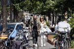 Amsterdam 28 juni 2020
Thomas v d Vlugt (stuk TV) met zijn vriendin in de Jordaan. Thomas loopt op krukken na operatie