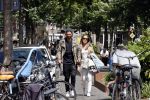 Amsterdam 28 juni 2020
Thomas v d Vlugt (stuk TV) met zijn vriendin in de Jordaan. Thomas loopt op krukken na operatie