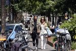 Amsterdam 28 juni 2020
Thomas v d Vlugt (stuk TV) met zijn vriendin in de Jordaan. Thomas loopt op krukken na operatie