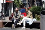 Amsterdam 28 juni 2020
Thomas v d Vlugt (stuk TV) met zijn vriendin in de Jordaan. Thomas loopt op krukken na operatie
