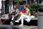Amsterdam 28 juni 2020
Thomas v d Vlugt (stuk TV) met zijn vriendin in de Jordaan. Thomas loopt op krukken na operatie