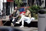 Amsterdam 28 juni 2020
Thomas v d Vlugt (stuk TV) met zijn vriendin in de Jordaan. Thomas loopt op krukken na operatie