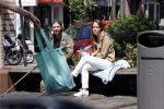 Amsterdam 28 juni 2020
Thomas v d Vlugt (stuk TV) met zijn vriendin in de Jordaan. Thomas loopt op krukken na operatie