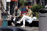 Amsterdam 28 juni 2020
Thomas v d Vlugt (stuk TV) met zijn vriendin in de Jordaan. Thomas loopt op krukken na operatie