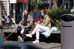 Amsterdam 28 juni 2020
Thomas v d Vlugt (stuk TV) met zijn vriendin in de Jordaan. Thomas loopt op krukken na operatie