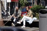 Amsterdam 28 juni 2020
Thomas v d Vlugt (stuk TV) met zijn vriendin in de Jordaan. Thomas loopt op krukken na operatie